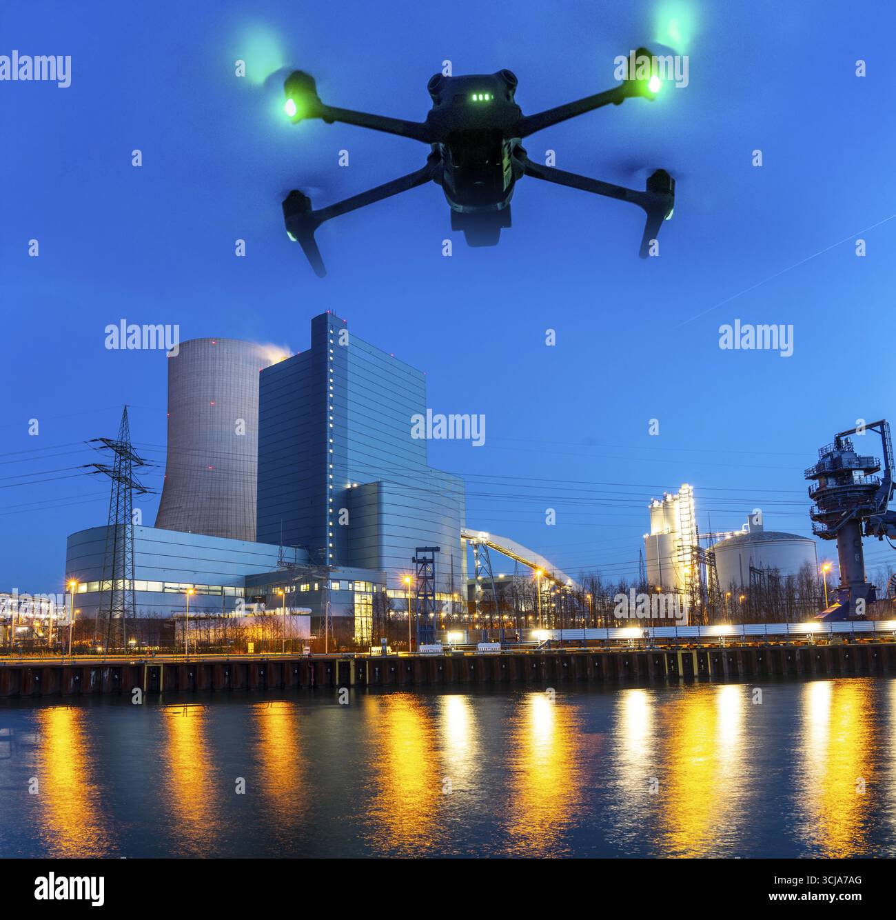 Immagine simbolica, fotomontaggio, ricognizione, spionaggio con i droni in impianti industriali, infrastrutture critiche, drone vola verso una comp industriale Foto Stock