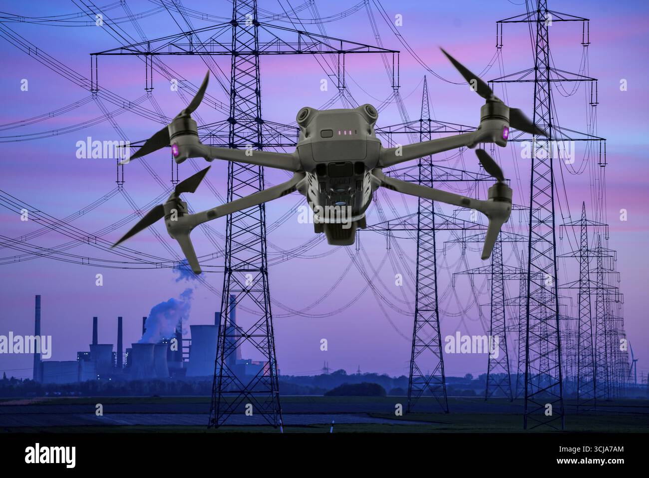 Immagine simbolica, fotomontaggio, ricognizione, spionaggio con i droni in impianti industriali, infrastrutture critiche, drone vola verso una comp industriale Foto Stock