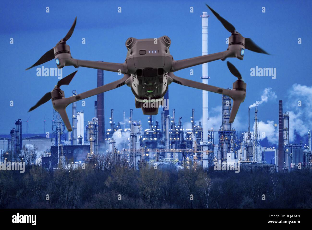 Immagine simbolica, fotomontaggio, ricognizione, spionaggio con i droni in impianti industriali, infrastrutture critiche, drone vola verso una comp industriale Foto Stock