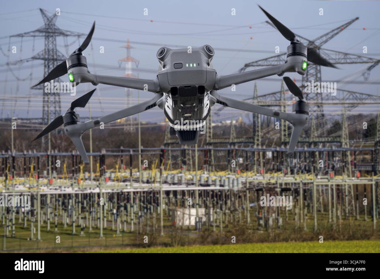 Immagine simbolica, fotomontaggio, ricognizione, spionaggio con i droni in impianti industriali, infrastrutture critiche, drone vola verso una comp industriale Foto Stock