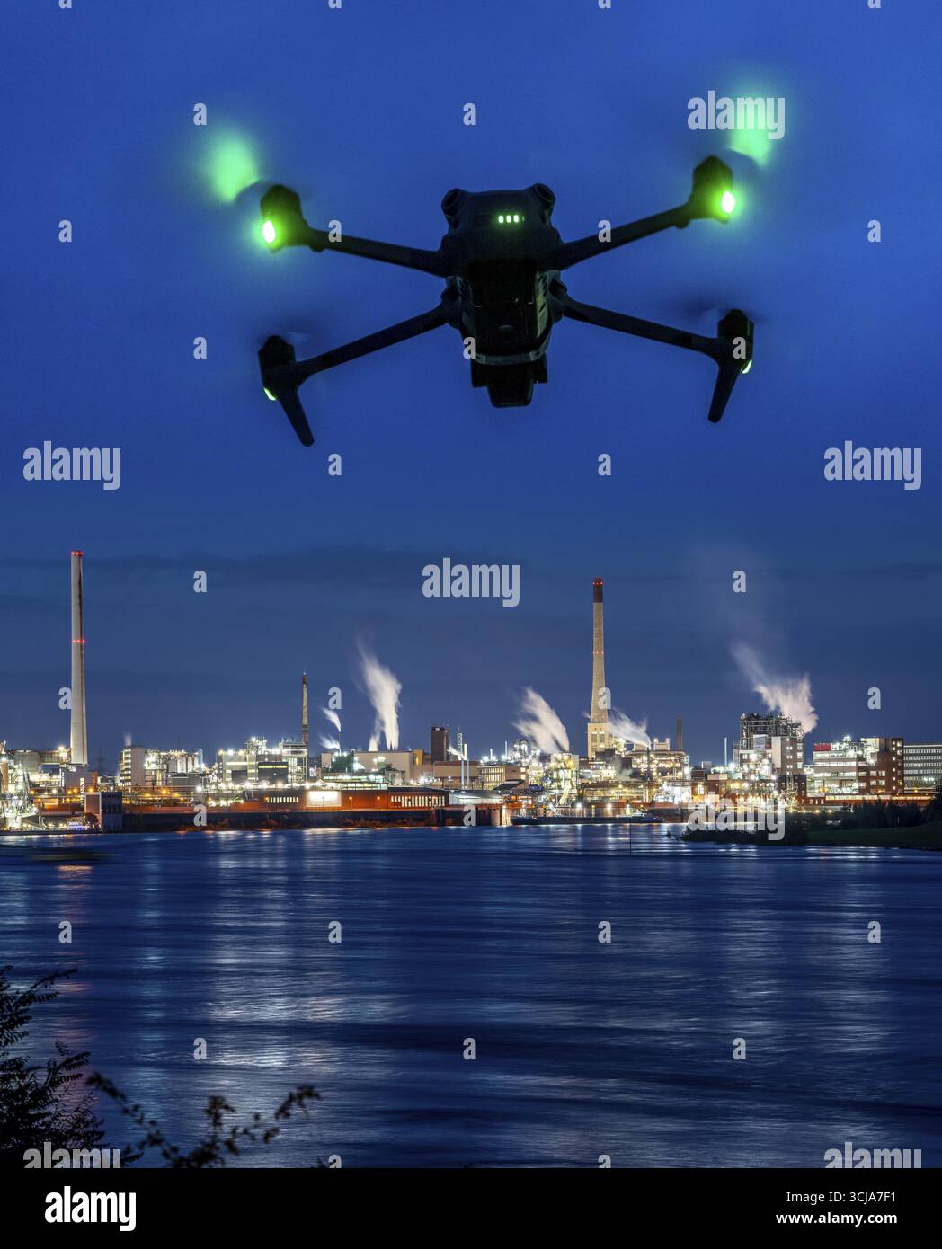 Immagine simbolica, fotomontaggio, ricognizione, spionaggio con i droni in impianti industriali, infrastrutture critiche, drone vola verso una comp industriale Foto Stock