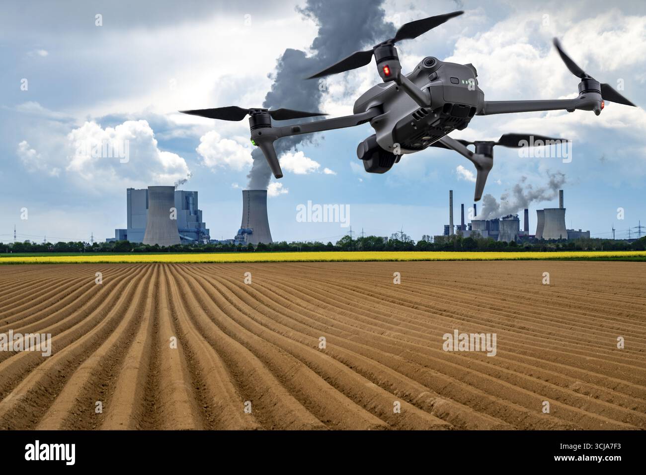 Immagine simbolica, fotomontaggio, ricognizione, spionaggio con i droni in impianti industriali, infrastrutture critiche, drone vola verso una comp industriale Foto Stock