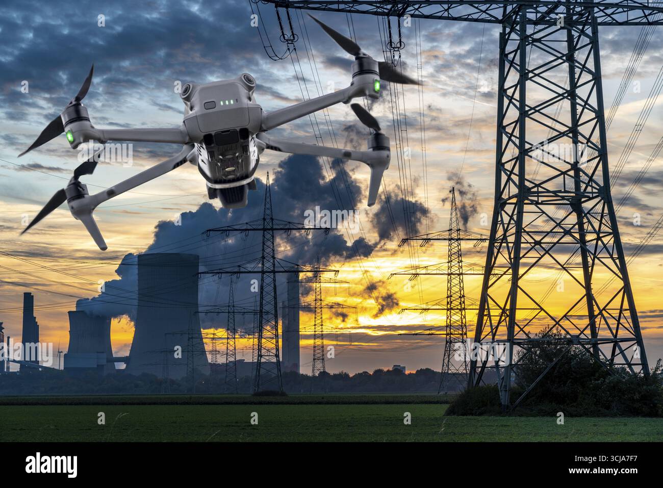 Immagine simbolica, fotomontaggio, ricognizione, spionaggio con i droni in impianti industriali, infrastrutture critiche, drone vola verso una comp industriale Foto Stock