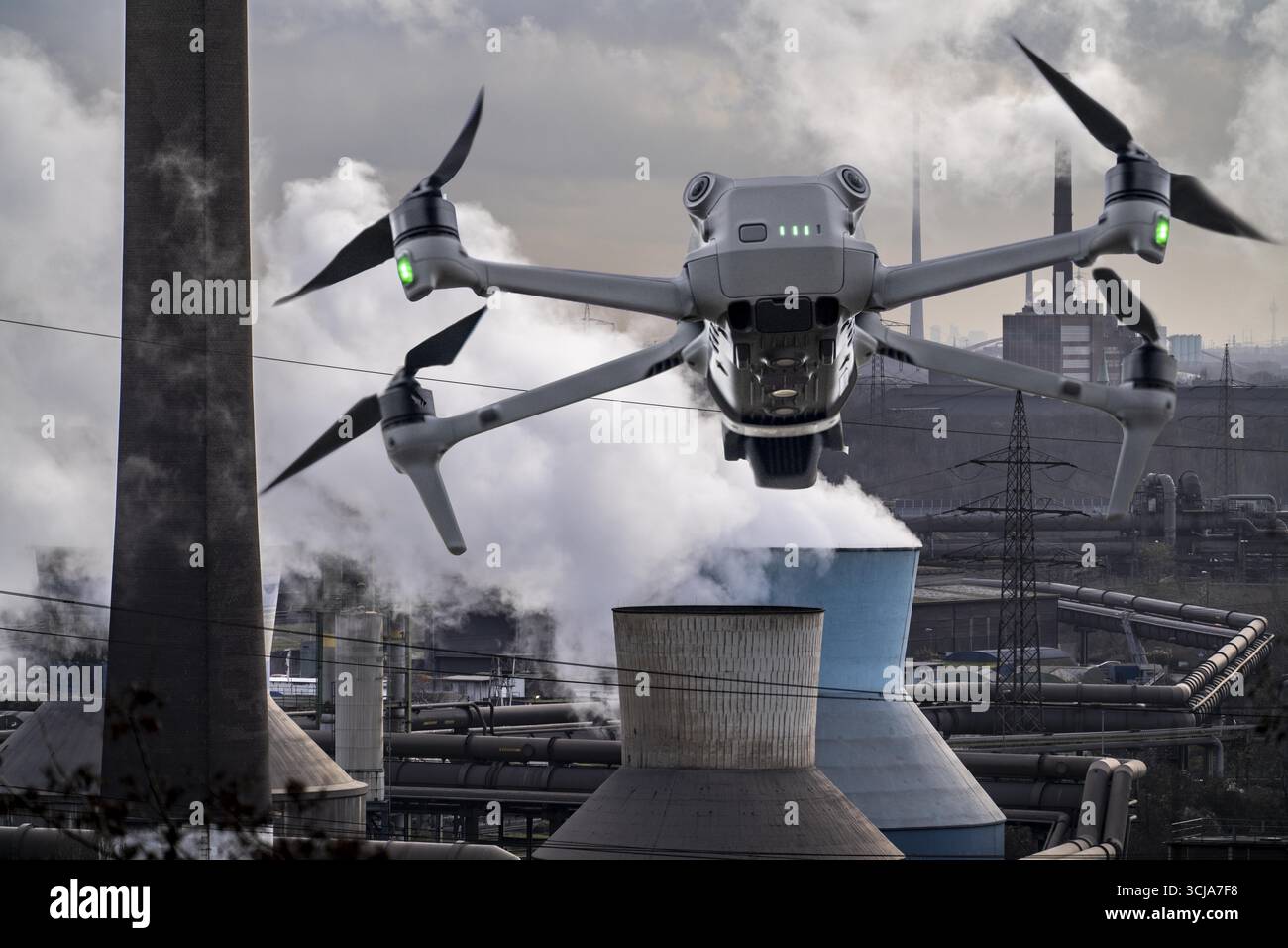 Immagine simbolica, fotomontaggio, ricognizione, spionaggio con i droni in impianti industriali, infrastrutture critiche, drone vola verso una comp industriale Foto Stock