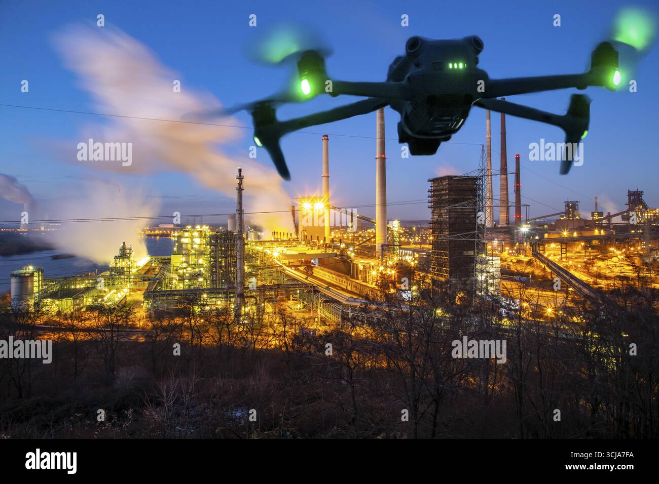 Immagine simbolica, fotomontaggio, ricognizione, spionaggio con i droni in impianti industriali, infrastrutture critiche, drone vola verso una comp industriale Foto Stock