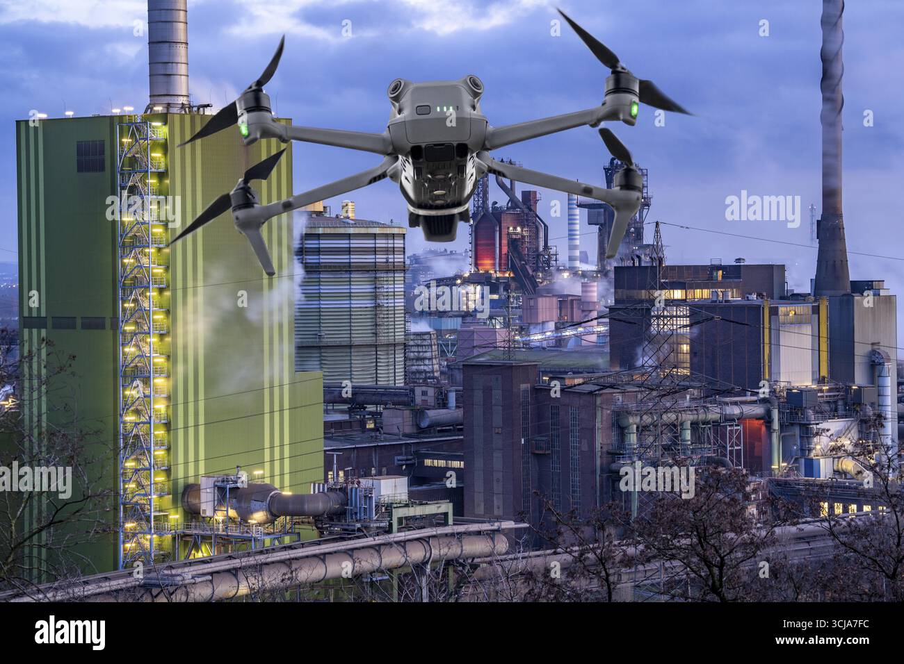 Immagine simbolica, fotomontaggio, ricognizione, spionaggio con i droni in impianti industriali, infrastrutture critiche, drone vola verso una comp industriale Foto Stock