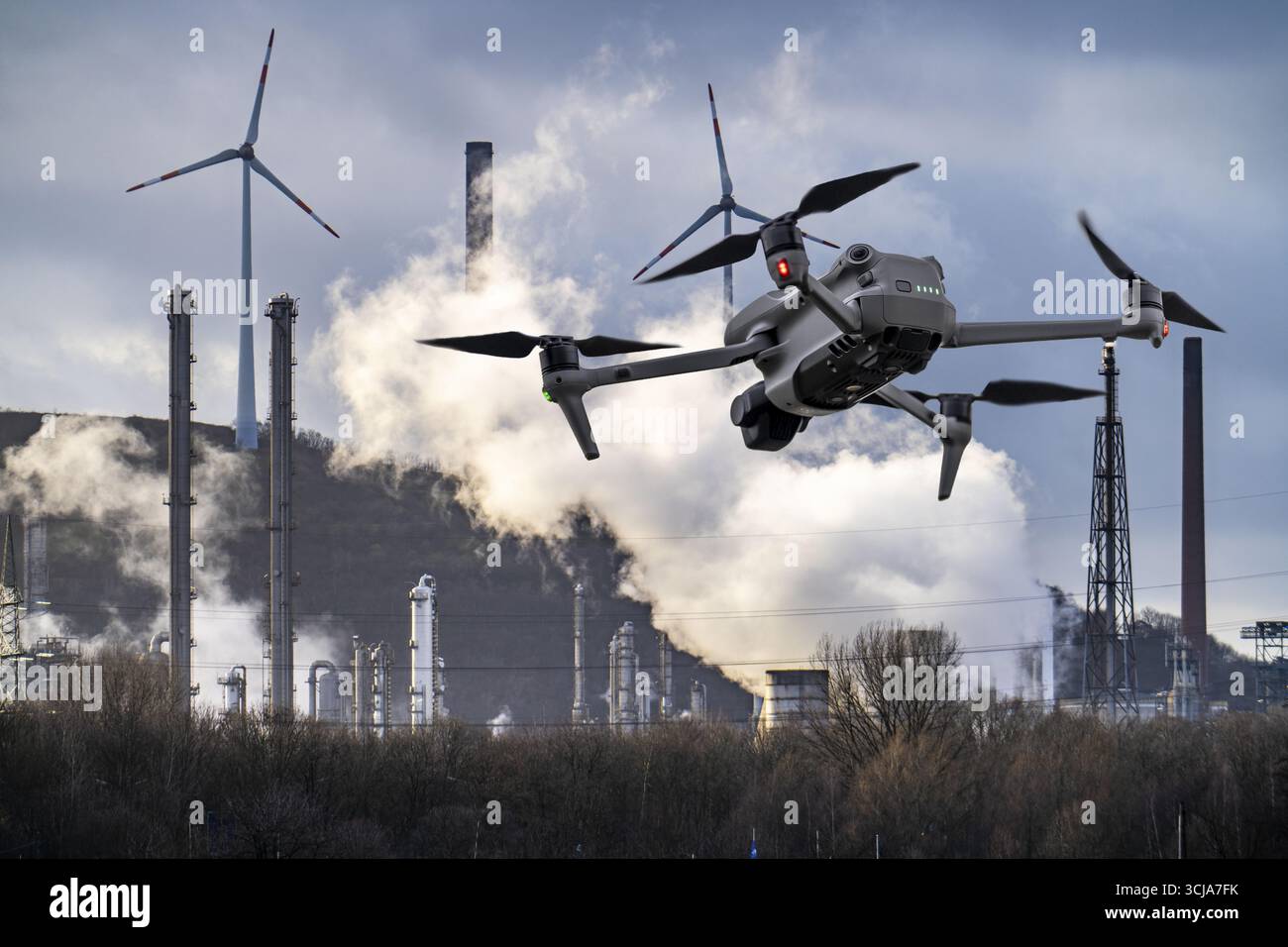 Immagine simbolica, fotomontaggio, ricognizione, spionaggio con i droni in impianti industriali, infrastrutture critiche, drone vola verso una comp industriale Foto Stock