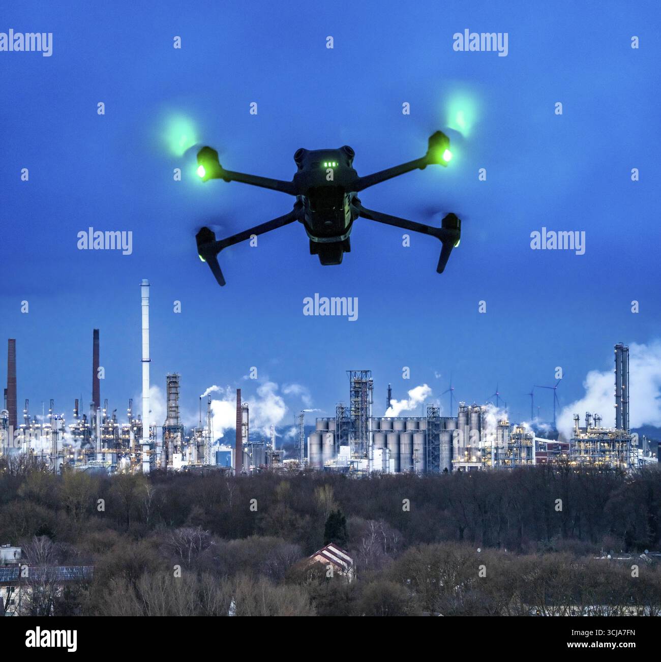 Immagine simbolica, fotomontaggio, ricognizione, spionaggio con i droni in impianti industriali, infrastrutture critiche, drone vola verso una comp industriale Foto Stock