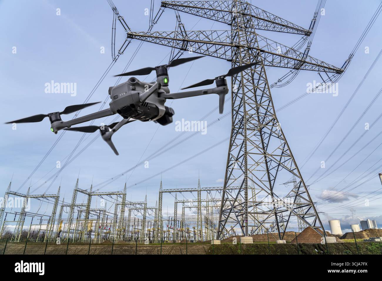 Immagine simbolica, fotomontaggio, ricognizione, spionaggio con i droni in impianti industriali, infrastrutture critiche, drone vola verso una comp industriale Foto Stock