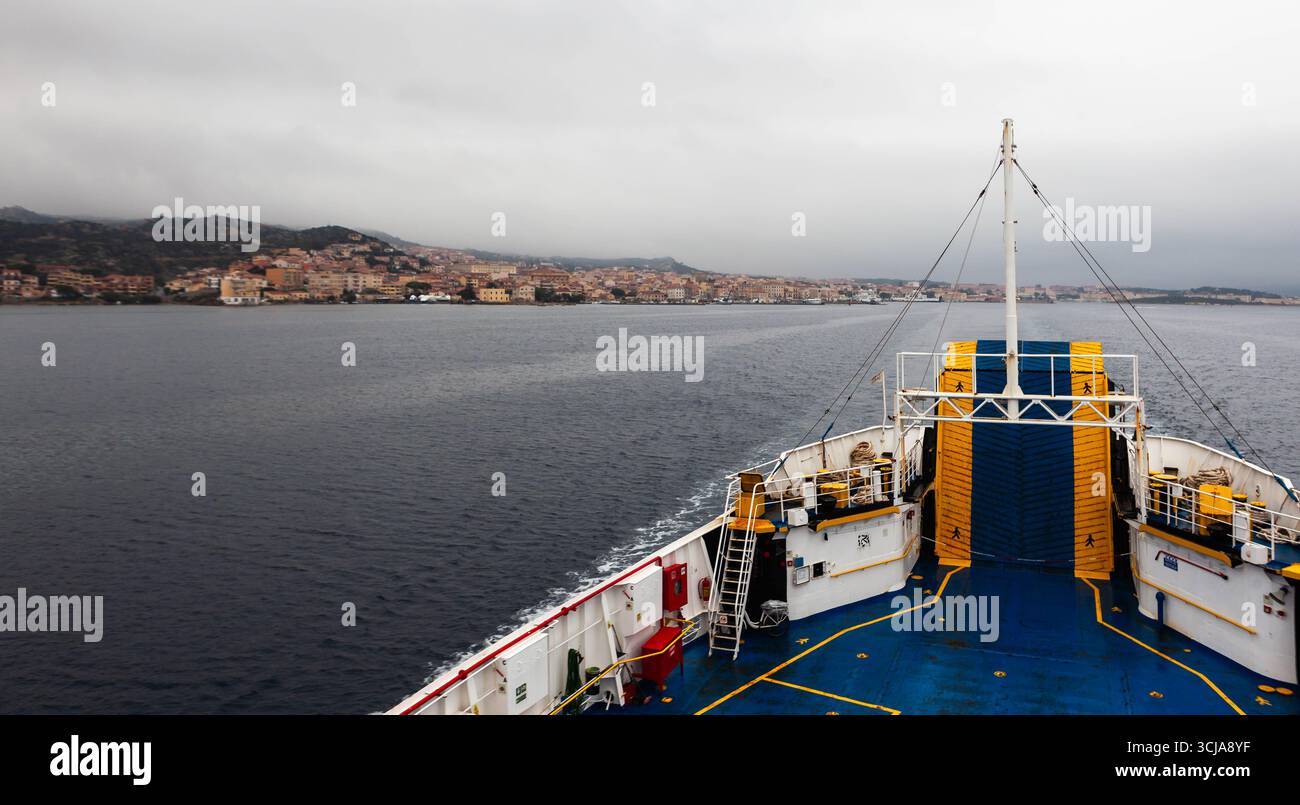 La Maddalena, Italia - 16 ottobre 2024: Traghetto da la Maddalena a Palau in una giornata di pioggia in Italia. Splendida costa della Sardegna. Foto Stock