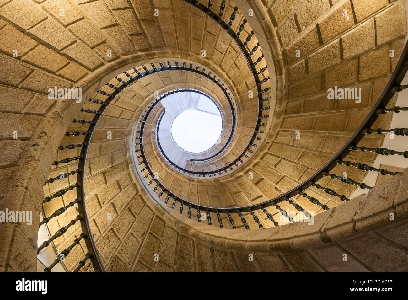 Guardando in alto una scala a chiocciola all'interno di un edificio buio Foto Stock