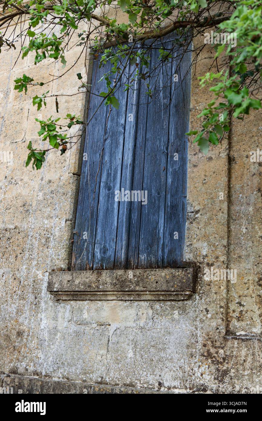 Facciata di una casa abbandonata in pietra Foto Stock