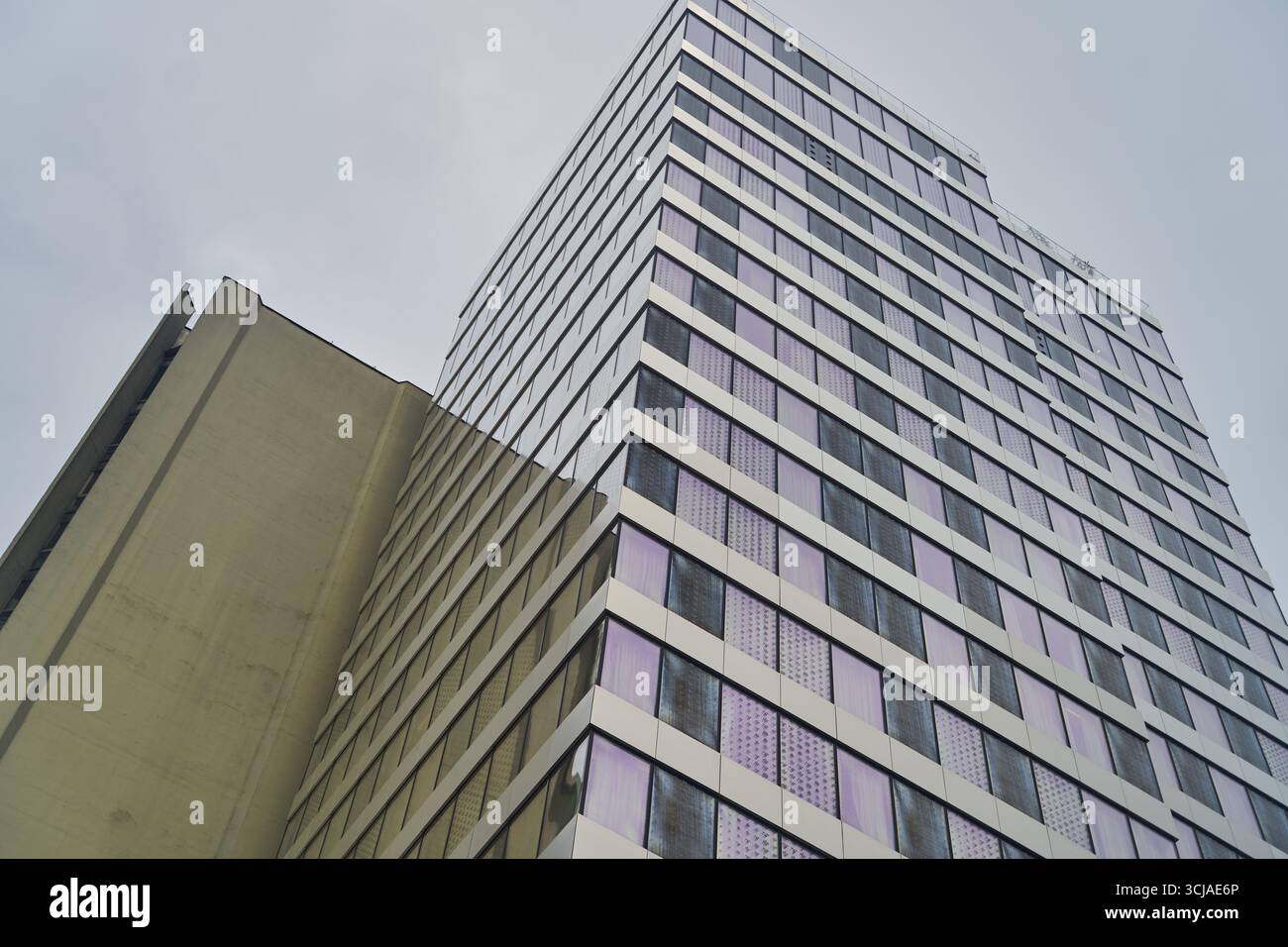 Esplorando l'architettura urbana moderna, immersa in un paesaggio urbano dinamico che affascina gli spettatori Foto Stock
