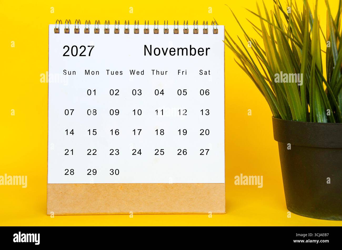 Layout del modello di calendario di novembre 2027 su cornice del desktop con accentuazione gialla e sfondo bianco minimalista Foto Stock