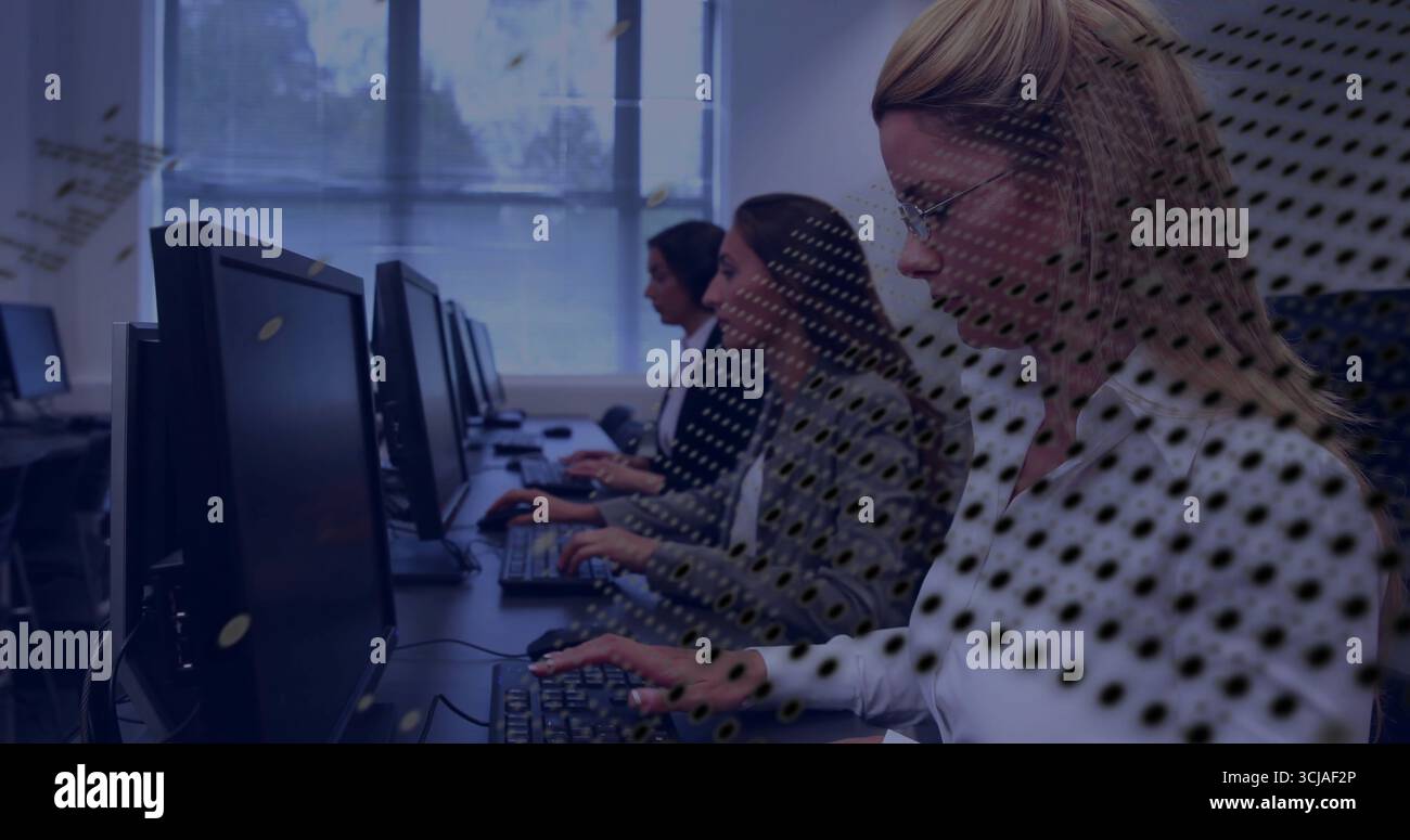 Scrivi in una camicetta bianca con occhiali in un laboratorio di computer, monitora le tastiere, copia lo spazio Foto Stock