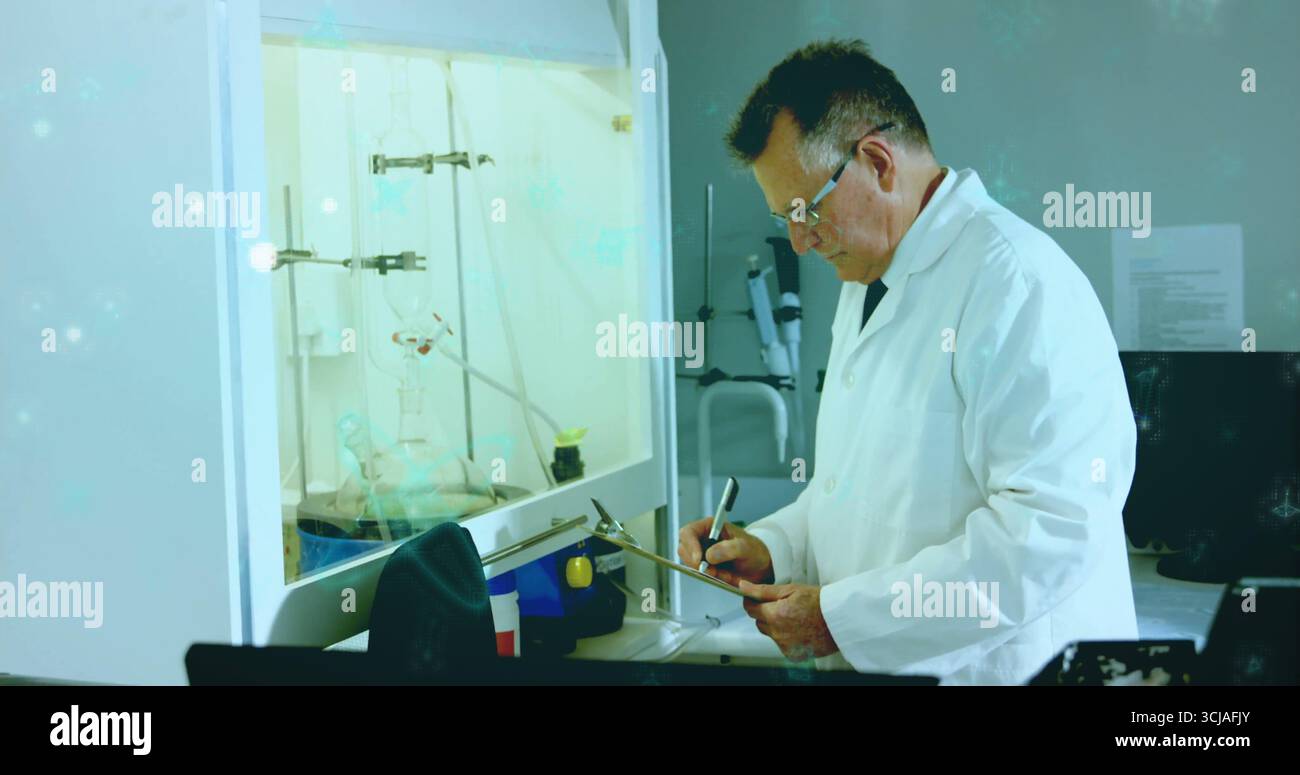 Osservazione di scienziati esperti che raccolgono dati presso il banco di laboratorio, con cappa chimica e appunti, spazio di copia Foto Stock