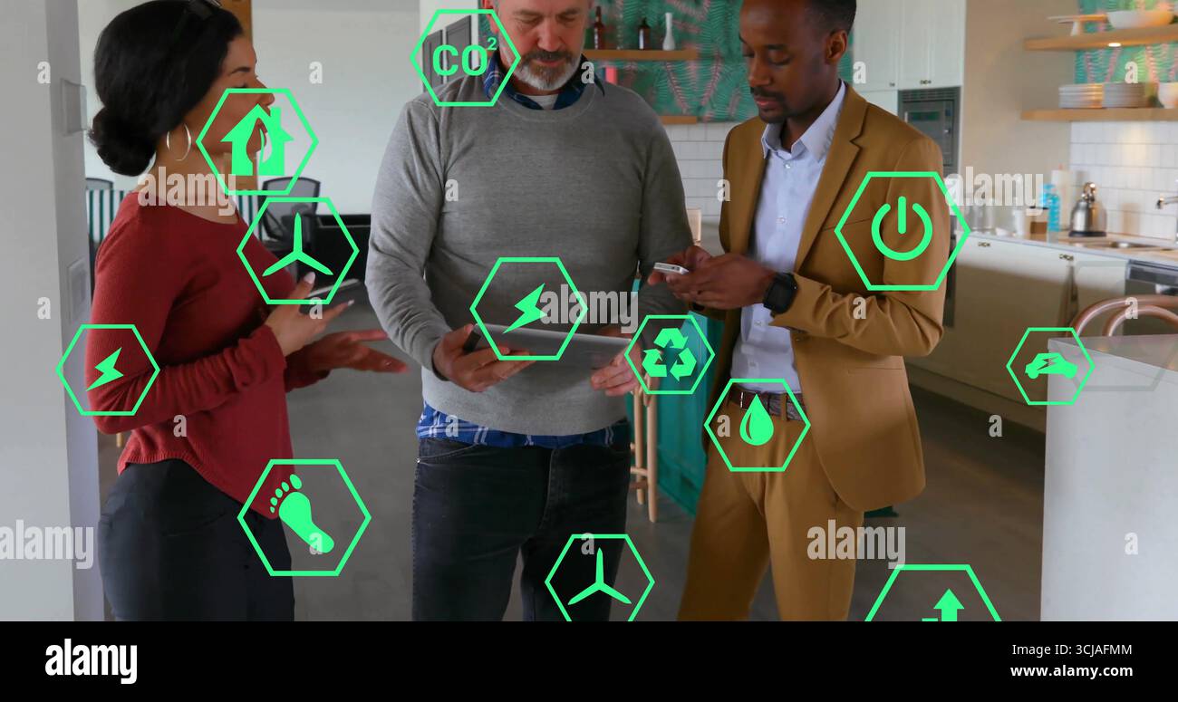 Visualizzazione di tablet e smartphone, tre professionisti che analizzano le icone verdi della realtà aumentata nella cucina domestica Foto Stock