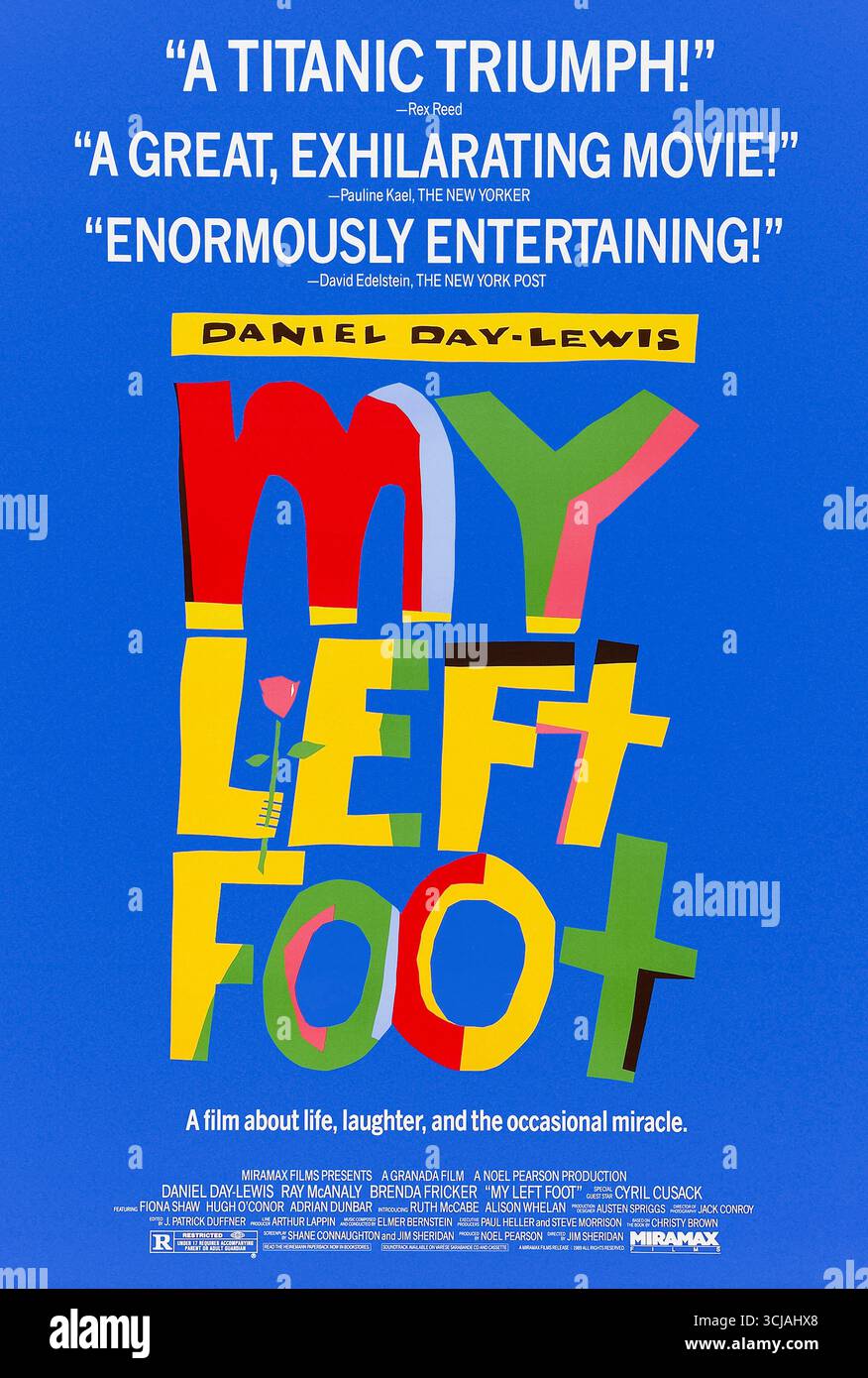 My Left Foot (1989) diretto da Jim Sheridan e interpretato da Daniel Day-Lewis, Brenda Fricker e Ray McAnally. Christy Brown, nata con paralisi cerebrale, supera le avversità e i pregiudizi per diventare un celebre scrittore e artista nella Dublino del XX secolo usando solo il piede sinistro. Fotografia di un poster originale del 1989 USA a un foglio SOLO PER USO EDITORIALE. Crediti: BFA / Miramax Films Foto Stock