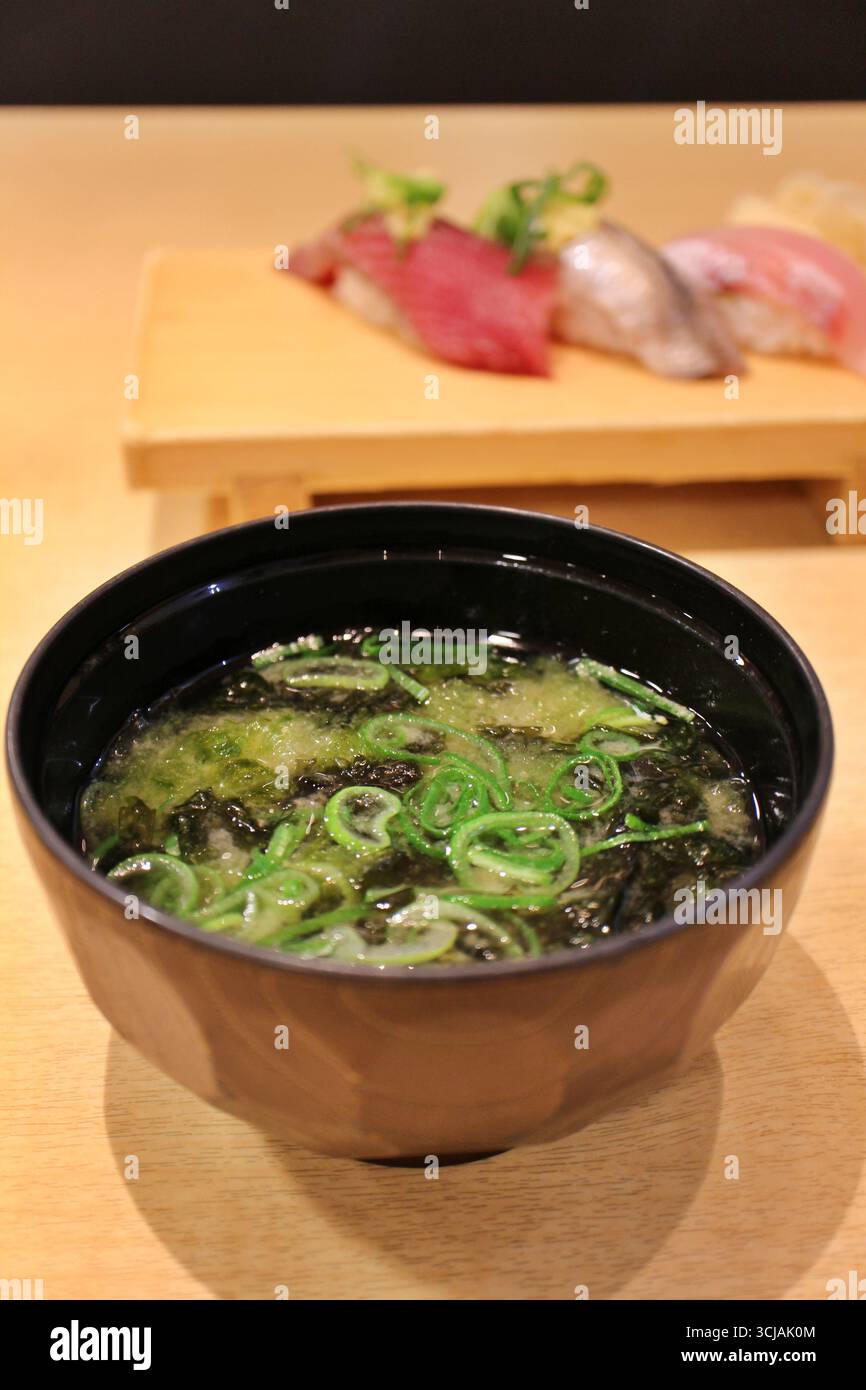 Cucina giapponese: iso-jiru (zuppa di miso con alghe nori) a Numazu, Shizuoka, Giappone Foto Stock
