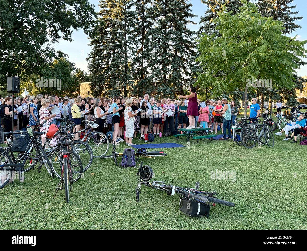 Canto di gruppo, Jarry Park, Villeray, Montreal, Canada - Immagine stock catturata con smartphone