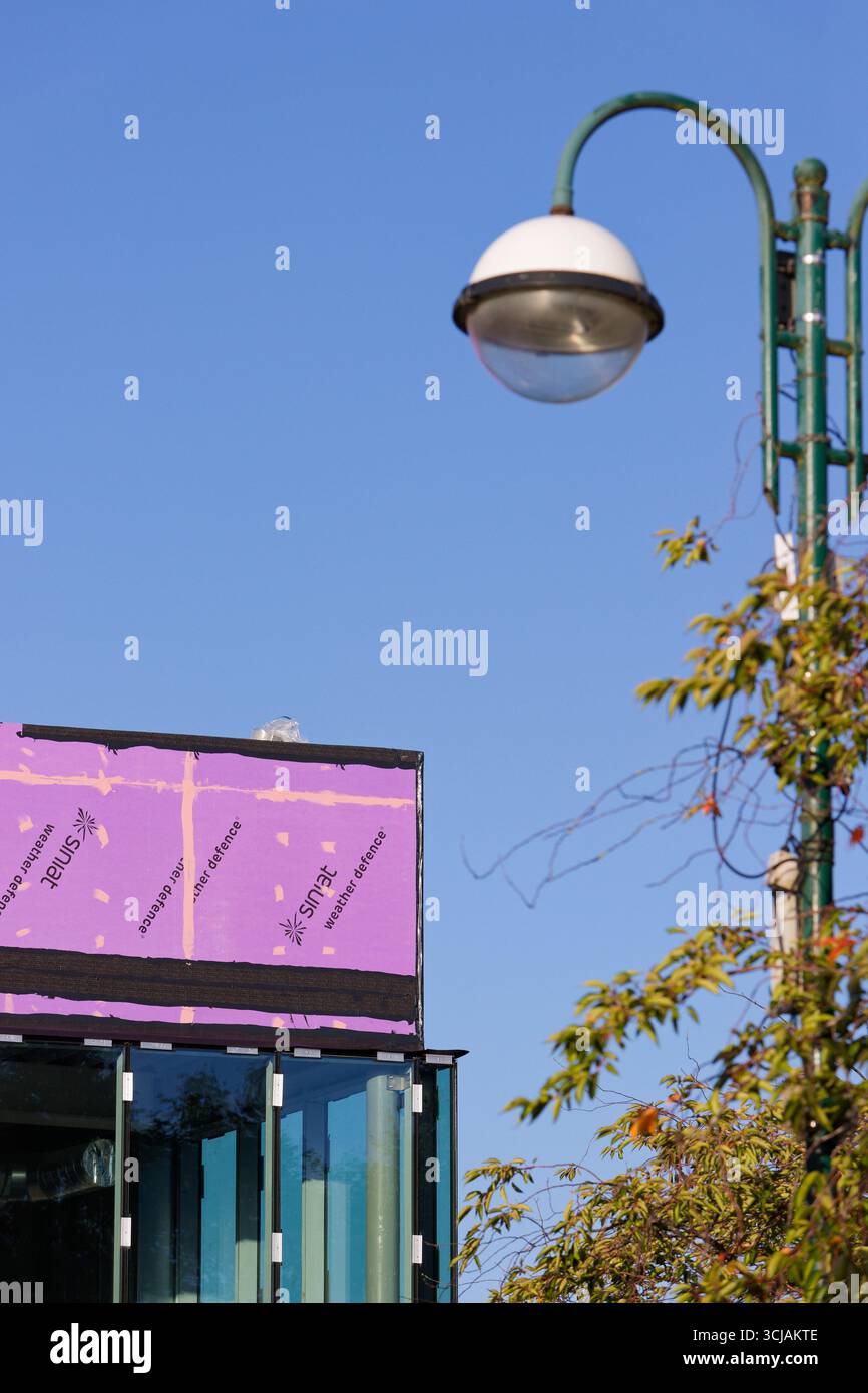 Involucro di costruzione del centro civico di Radcliffe con lampada stradale in primo piano nella Greater manchester regno unito Foto Stock