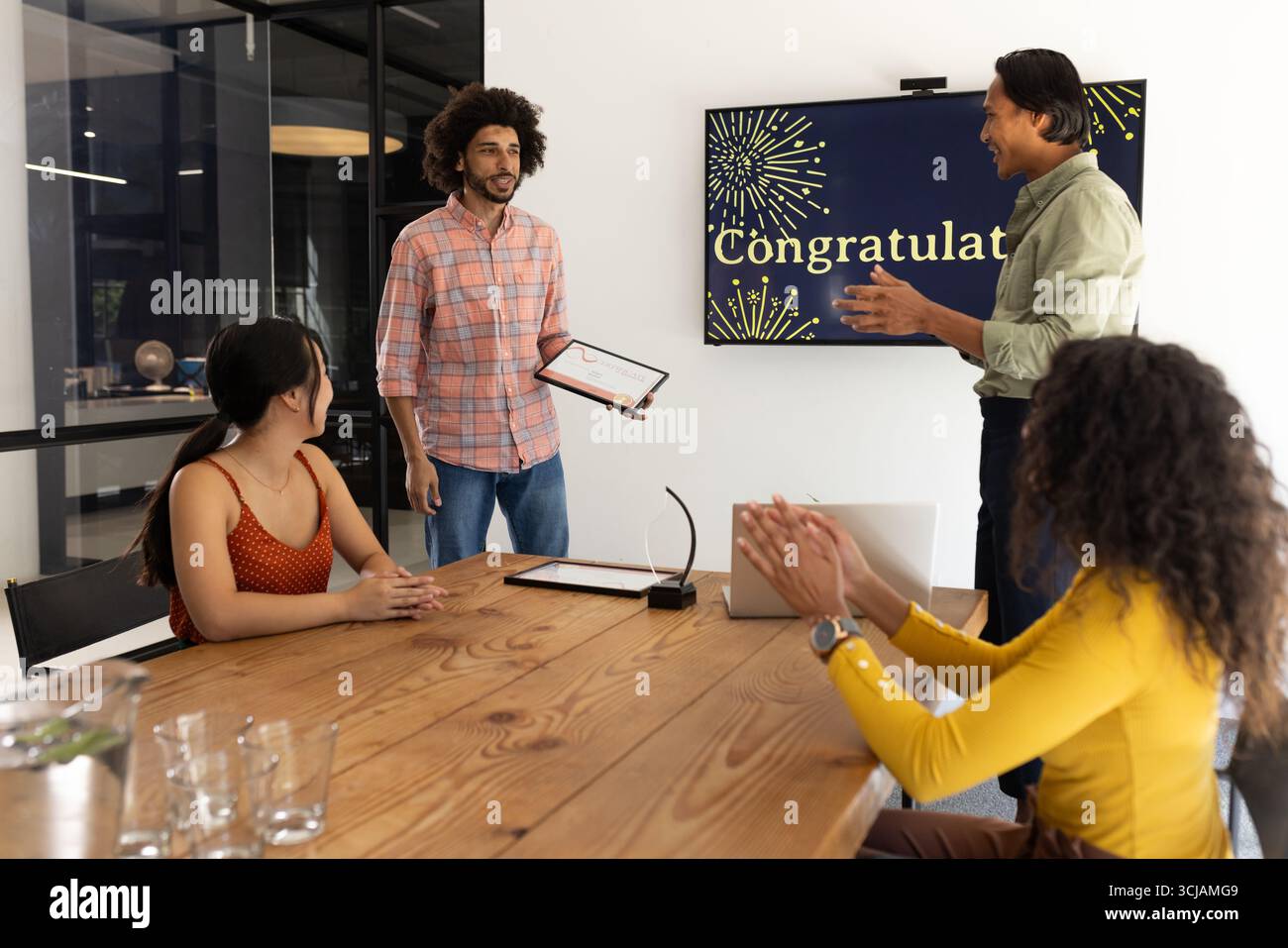 Festeggiando il successo, la riunione del team in ufficio applaude i risultati dei colleghi, sorridendo Foto Stock