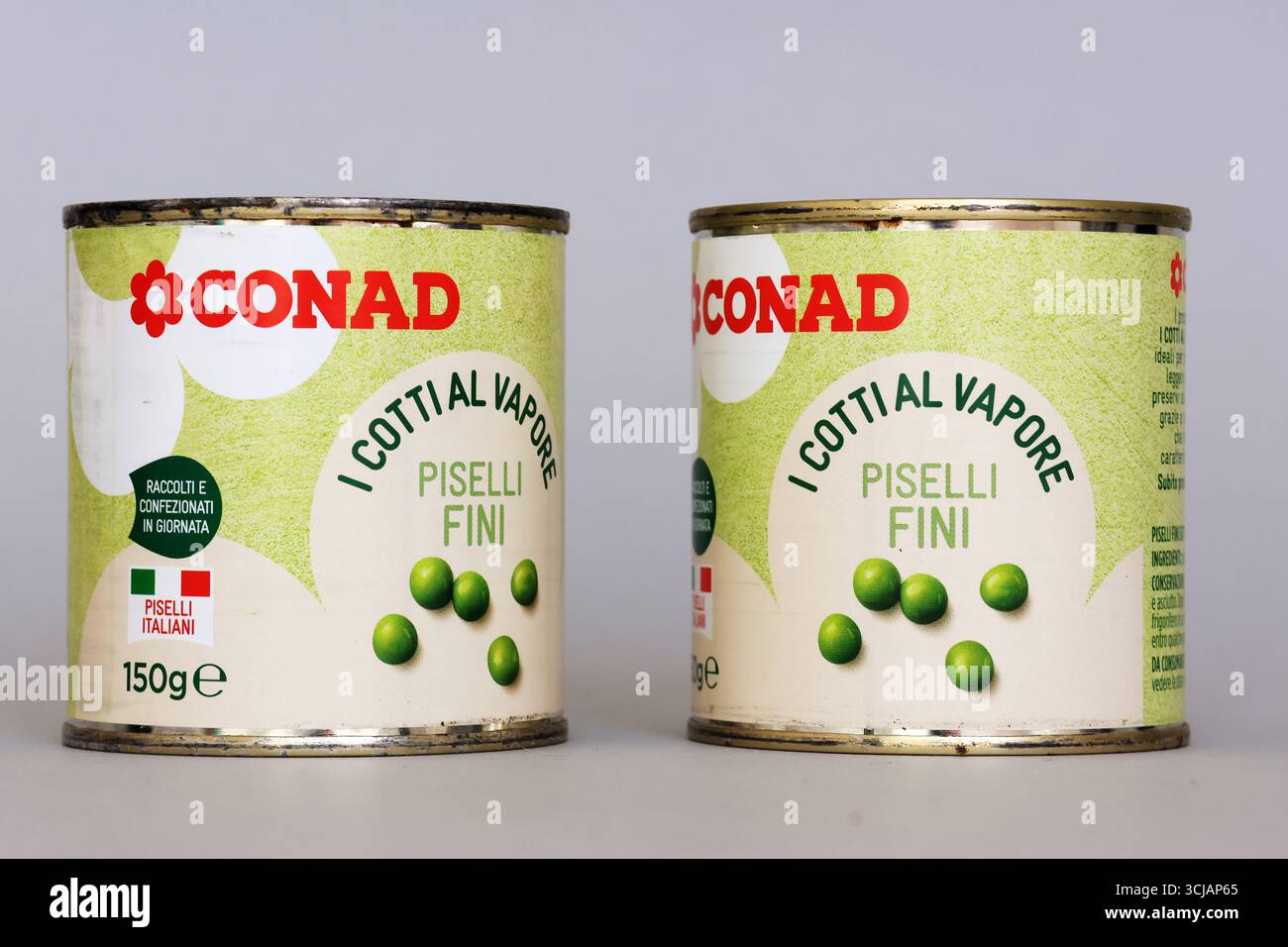 Prodotto alimentare confezionato con piselli italiani al vapore Conad Foto Stock