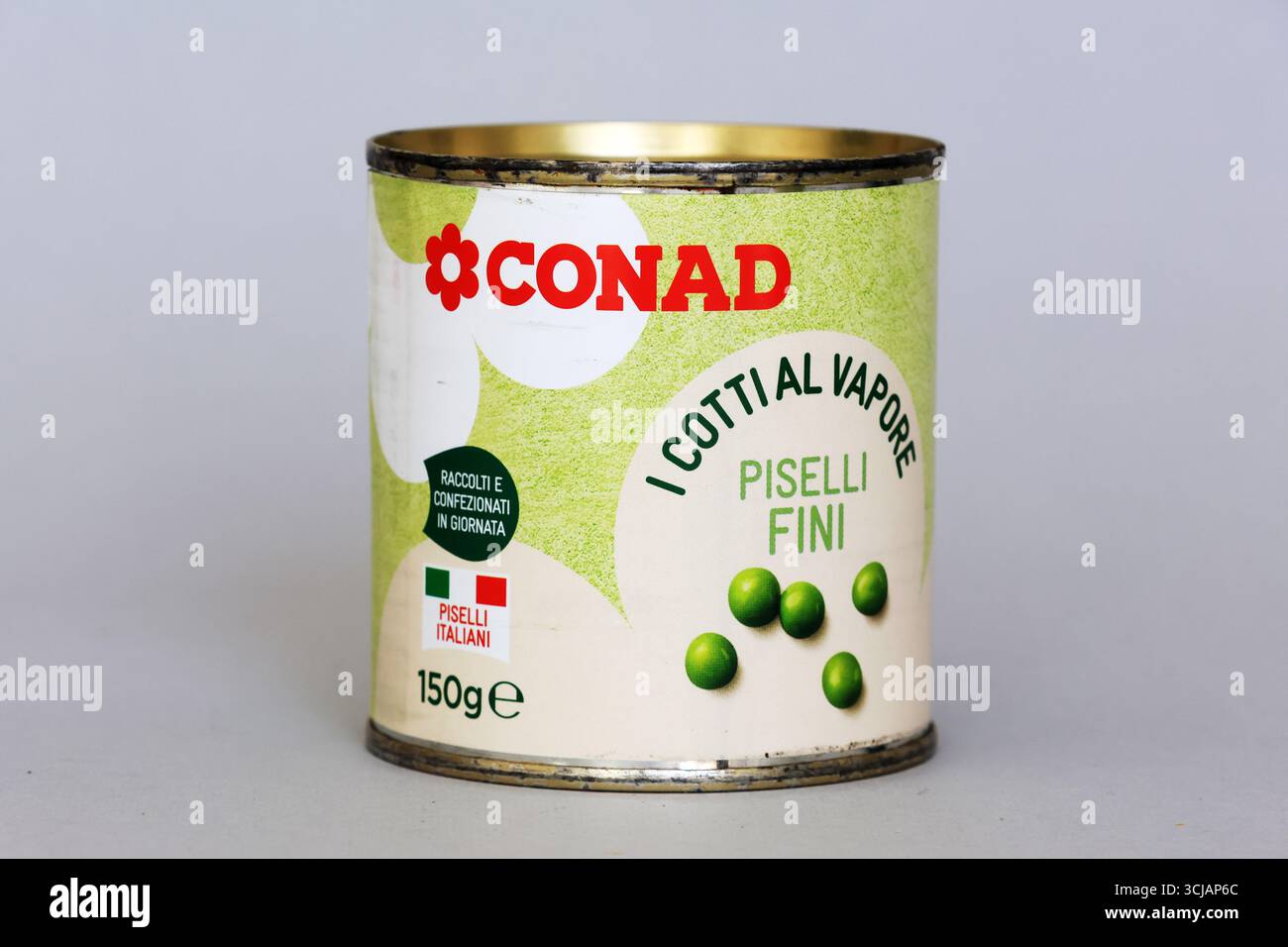 Prodotto alimentare confezionato con piselli italiani al vapore Conad Foto Stock