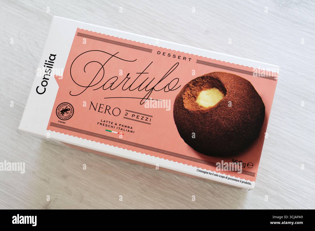 Gelato al Tartufo Nero Consilia realizzato con latte e panna italiani freschi Foto Stock