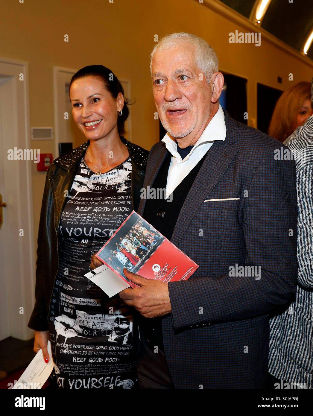 Sonja Gerhardt, Ilja Richter bei der Premiere Der eingebildet Kranke und 90. Geburtstag von Dieter Hallervorden im Schloßpark Theater Berlino. *** Sonja Gerhardt, Ilja Richter alla prima di Der eingebildet Kranke e Dieter Hallervordens 90° compleanno al Teatro Schloßpark di Berlino Foto Stock