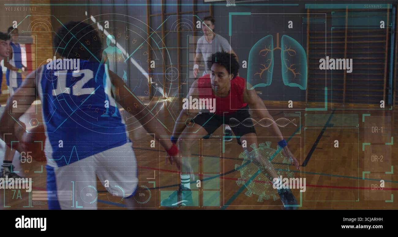 Difensore accovacciato che indossa la parte superiore rossa che protegge il campo in legno in palestra, con sovrapposizioni di basket e HUD Foto Stock