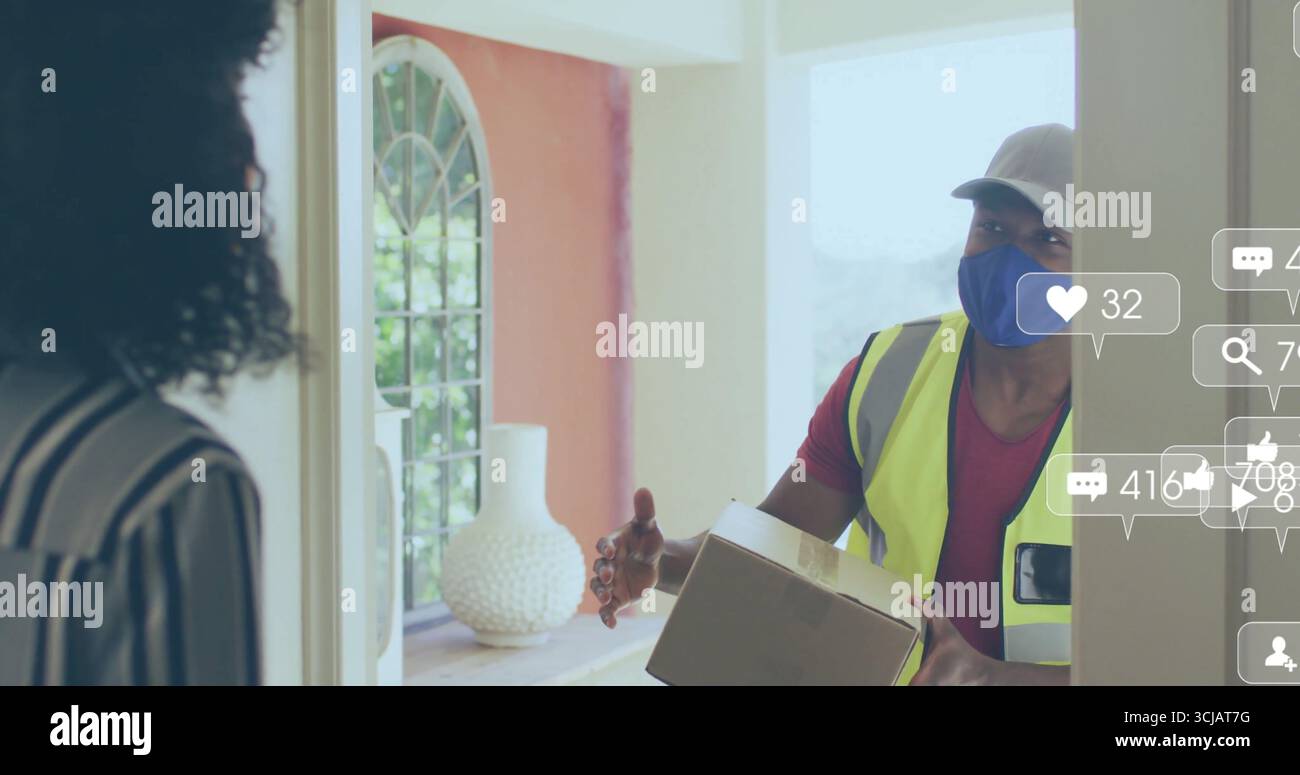 Addetto alle consegne che passa un pacco di cartone nel foyer, con gilet, interfono, griglia, vaso, copia spazio Foto Stock