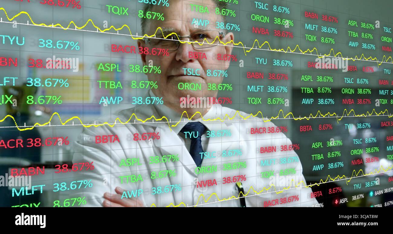 Osservazione di analisti finanziari senior che valutano le tendenze di mercato nella sala commerciale, con visualizzazione dei ticker Foto Stock