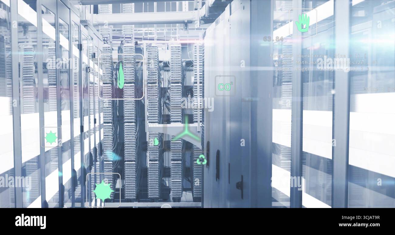 Visualizzazione dei rack server con spie di stato nella corsia del data center, con icone di riciclaggio CO2 Foto Stock