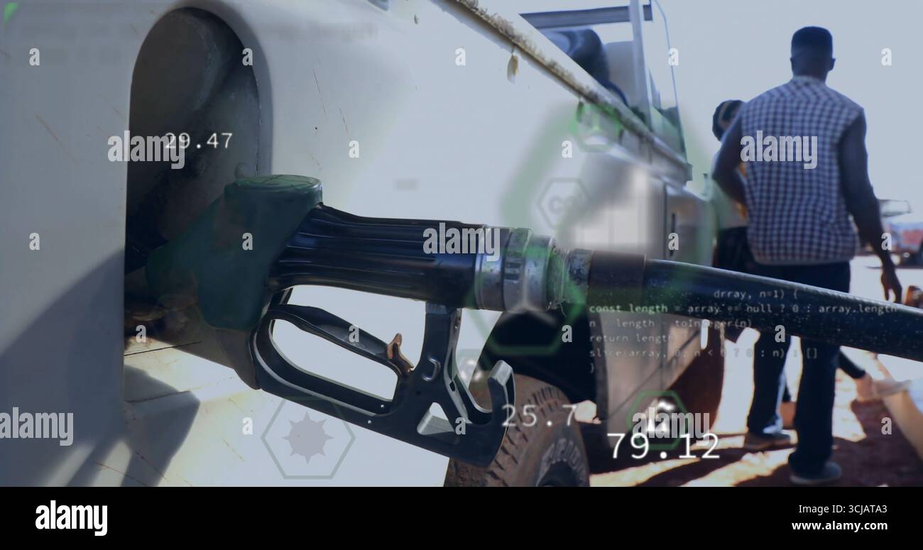 Inserimento dell'ugello carburante verde nella porta di riempimento del dumper presso la stazione di servizio, con letture digitali, spazio di copia Foto Stock