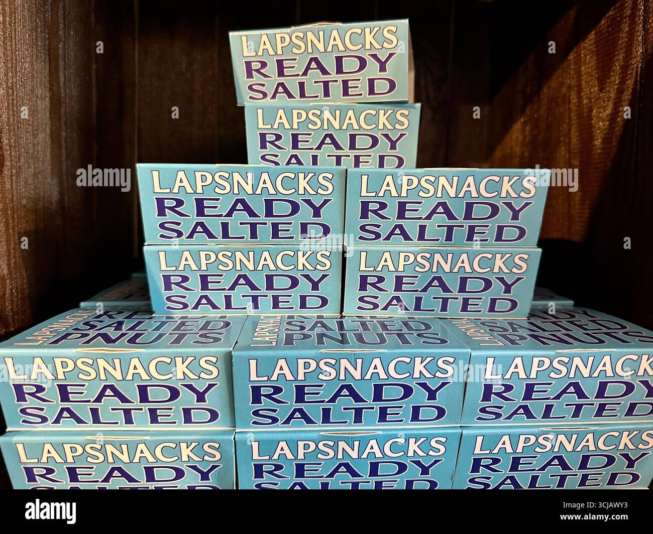 Arachidi salate pronte per il Lapsnacks in mostra in un negozio - Immagine stock catturata con smartphone Arachidi salate pronte per il Lapsnacks in mostra in un negozio - Immagine stock catturata con smartphone