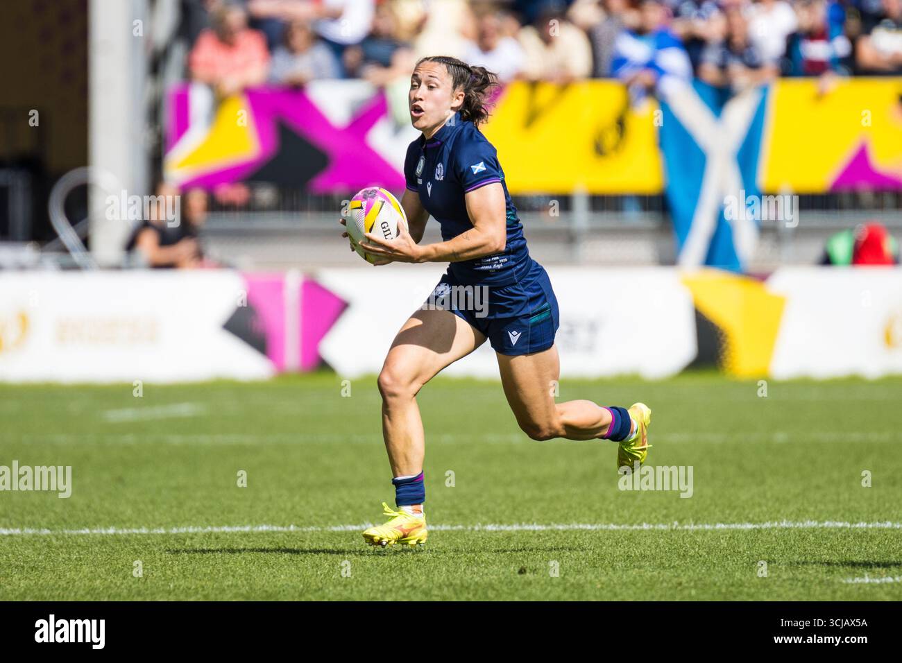 Londra, Regno Unito. 6 settembre 2025. Rhona Lloyd (Wing - Scotland and sale Sharks) si carica avanti con la palla durante la partita tra Canada e Scozia nella Women's Rugby World Cup 2025 (partita 17) a Sandy Park, Inghilterra, sabato 6 settembre 2025. Credito: SPP Sport Press Photo. /Alamy Live News Foto Stock