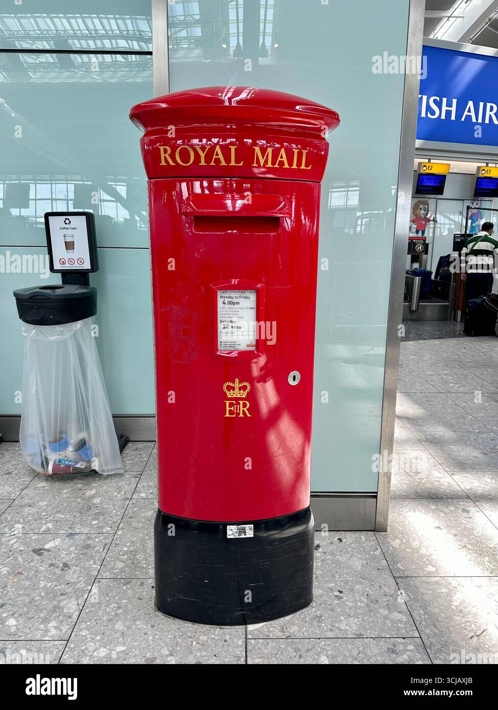 Cassetta postale della Royal mail al Terminal 5 dell'aeroporto di Heathrow - Immagine stock catturata con smartphone