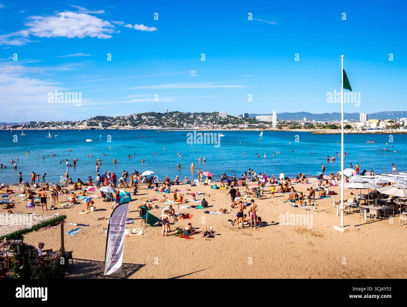 Marsiglia, Francia, 31 agosto 2025, turisti sulla spiaggia di Pointe Rouge sul Mar Mediterraneo, Provenza Foto Stock