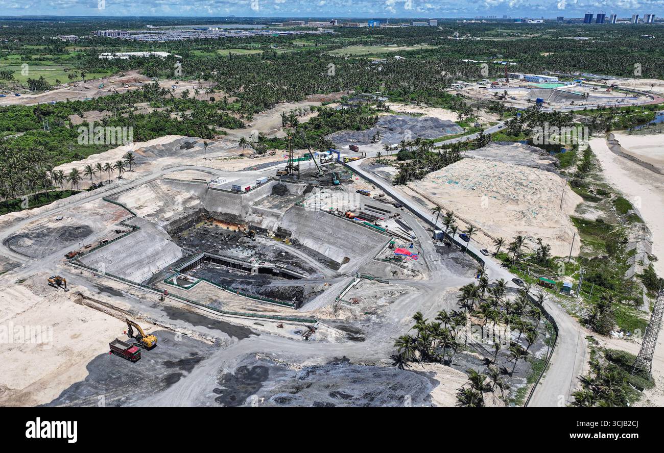 (250906) -- WENCHANG, 6 settembre 2025 (Xinhua) -- una foto di un drone aereo scattata il 5 settembre 2025 mostra il sito di costruzione della rampa di lancio n. 4 (sotto) e della rampa di lancio n. 3 (sopra) della seconda fase del sito di lancio di veicoli spaziali commerciali Hainan a Wenchang, nella provincia di Hainan nella Cina meridionale. La seconda fase del sito di lancio di veicoli spaziali commerciali di Hainan, il primo sito di lancio di veicoli spaziali commerciali in Cina, si trova sulla costa della periferia di Wenchang City. Oltre alle due piattaforme di lancio e ai relativi sistemi di supporto, come un sistema di alimentazione del propellente e un sistema di alimentazione del gas, la seconda fase sarà Foto Stock