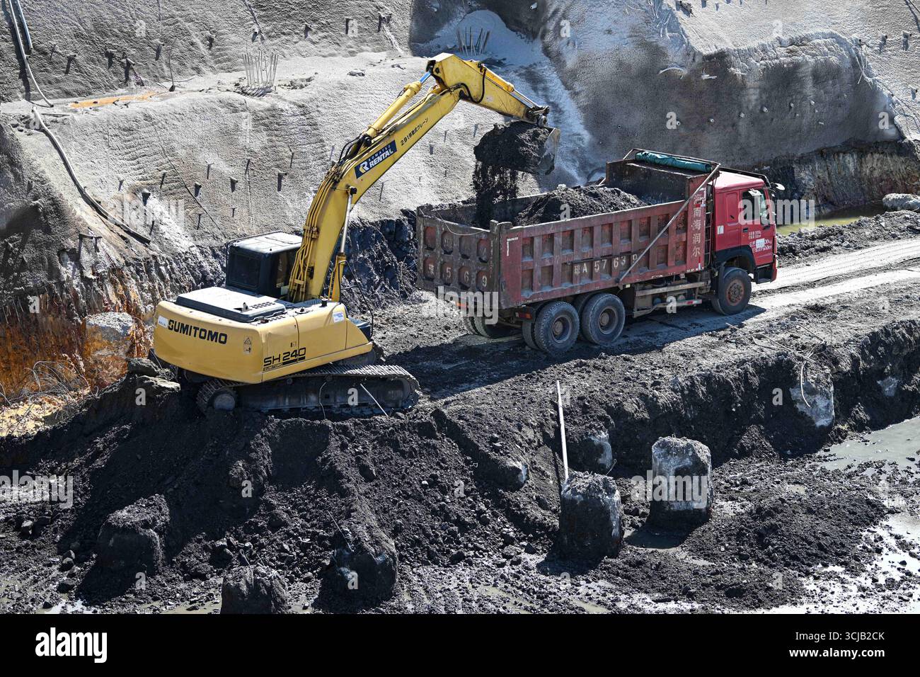 (250906) -- WENCHANG, 6 settembre 2025 (Xinhua) -- questa foto scattata il 5 settembre 2025 mostra il sito di costruzione della rampa di lancio n. 4 della seconda fase del sito di lancio di veicoli spaziali commerciali Hainan a Wenchang, nella provincia di Hainan nella Cina meridionale. La seconda fase del sito di lancio di veicoli spaziali commerciali di Hainan, il primo sito di lancio di veicoli spaziali commerciali in Cina, si trova sulla costa della periferia di Wenchang City. Oltre alle due piattaforme di lancio e ai loro sistemi di supporto, come un sistema di alimentazione del propellente e un sistema di alimentazione del gas, la seconda fase includerà anche un comando aerospaziale commerciale e. Foto Stock