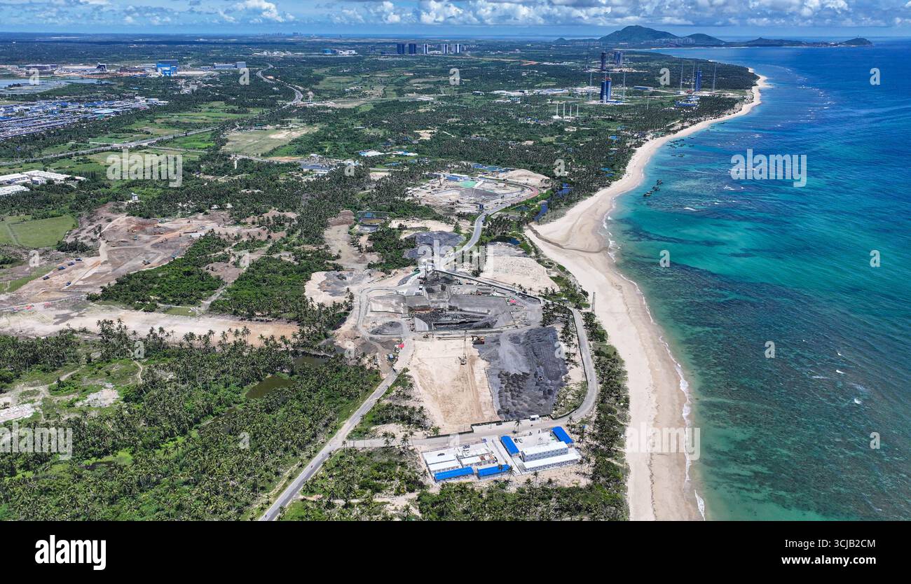 (250906) -- WENCHANG, 6 settembre 2025 (Xinhua) -- una foto di un drone aereo scattata il 5 settembre 2025 mostra il sito di costruzione della seconda fase del sito di lancio di veicoli spaziali commerciali Hainan a Wenchang, nella provincia di Hainan nella Cina meridionale. La seconda fase del sito di lancio di veicoli spaziali commerciali di Hainan, il primo sito di lancio di veicoli spaziali commerciali in Cina, si trova sulla costa della periferia di Wenchang City. Oltre alle due piattaforme di lancio e ai loro sistemi di supporto, come un sistema di alimentazione del propellente e un sistema di alimentazione del gas, la seconda fase includerà anche un comando e controllo aerospaziale commerciale c Foto Stock