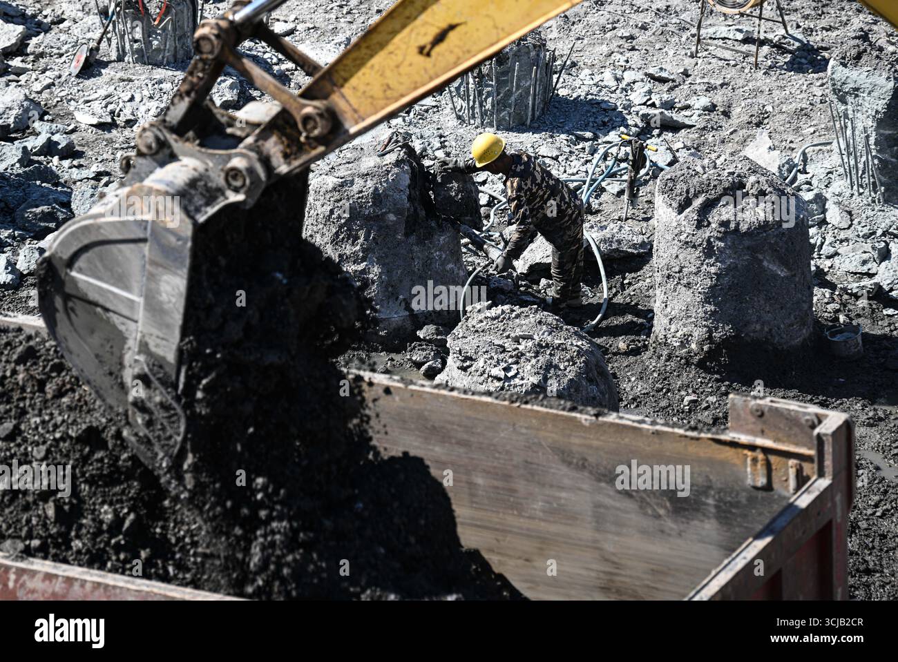 (250906) -- WENCHANG, 6 settembre 2025 (Xinhua) -- Un operaio opera al numero 4 della seconda fase del sito di lancio di veicoli spaziali commerciali Hainan a Wenchang, nella provincia di Hainan, nel sud della Cina, 5 settembre 2025. La seconda fase del sito di lancio di veicoli spaziali commerciali di Hainan, il primo sito di lancio di veicoli spaziali commerciali in Cina, si trova sulla costa della periferia di Wenchang City. Oltre alle due piattaforme di lancio e ai loro sistemi di supporto, come un sistema di alimentazione del propellente e un sistema di alimentazione del gas, la seconda fase includerà anche un centro di comando e controllo aerospaziale commerciale, un asse razzi Foto Stock