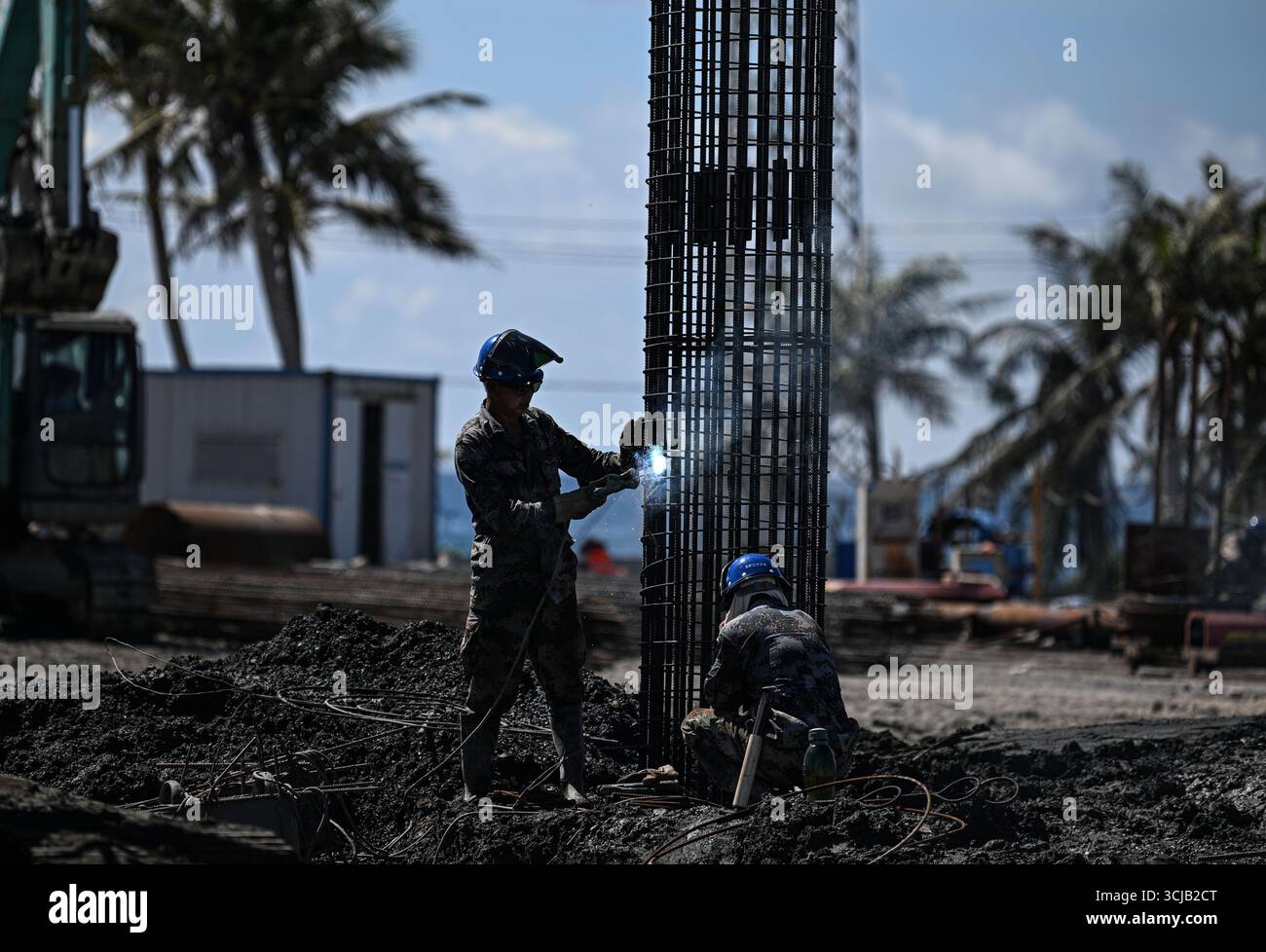 (250906) -- WENCHANG, 6 settembre 2025 (Xinhua) -- i lavoratori operano alla piattaforma di lancio n. 4 della seconda fase del sito di lancio di veicoli spaziali commerciali Hainan a Wenchang, nella provincia di Hainan, nel sud della Cina, 5 settembre 2025. La seconda fase del sito di lancio di veicoli spaziali commerciali di Hainan, il primo sito di lancio di veicoli spaziali commerciali in Cina, si trova sulla costa della periferia di Wenchang City. Oltre alle due piattaforme di lancio e ai loro sistemi di supporto, come un sistema di alimentazione del propellente e un sistema di alimentazione del gas, la seconda fase includerà anche un centro di comando e controllo aerospaziale commerciale, un assemb di razzi Foto Stock