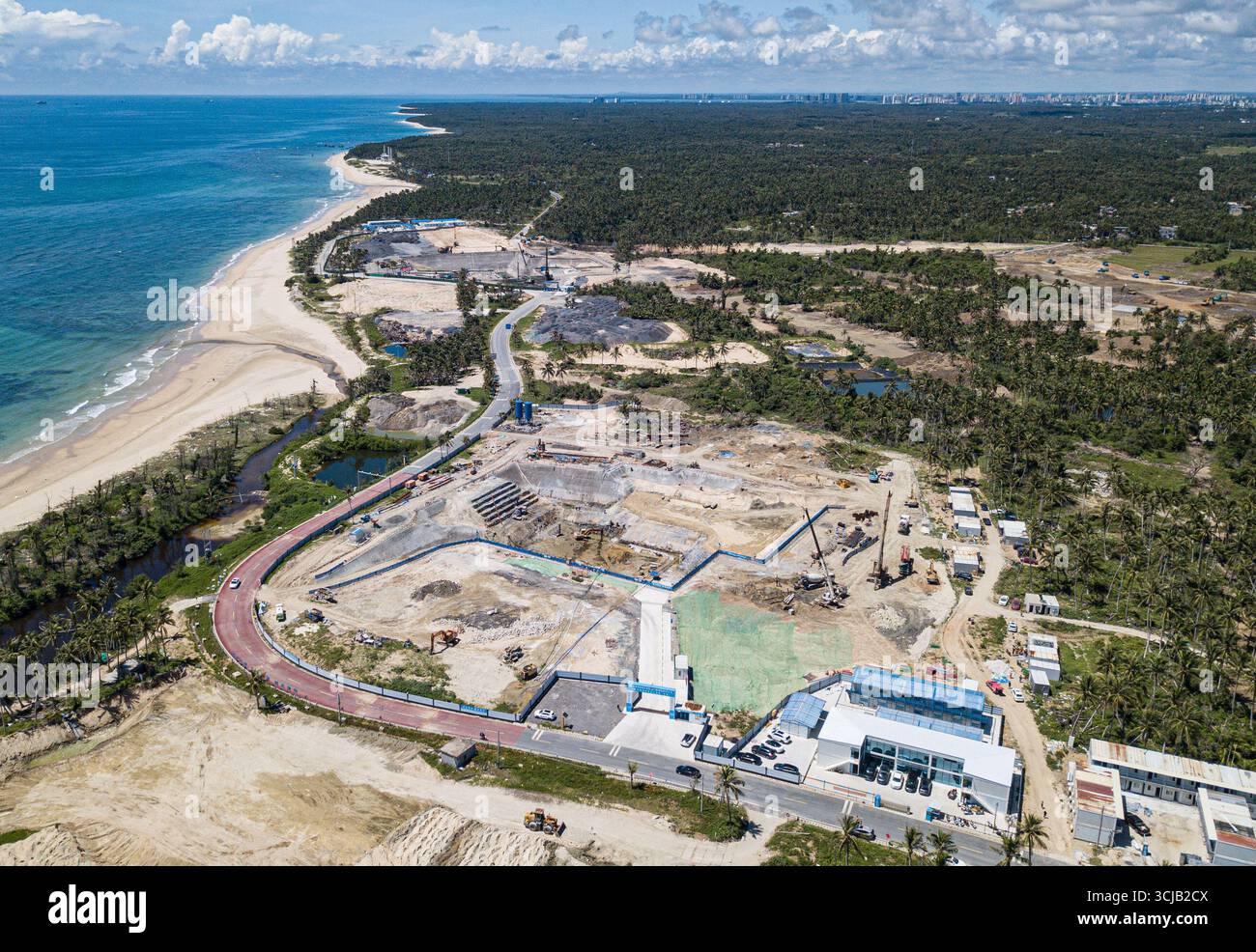(250906) -- WENCHANG, 6 settembre 2025 (Xinhua) -- una foto di un drone aereo scattata il 5 settembre 2025 mostra il sito di costruzione della rampa di lancio n. 4 (sopra) e della rampa di lancio n. 3 (sotto) della seconda fase del sito di lancio di veicoli spaziali commerciali Hainan a Wenchang, nella provincia di Hainan nella Cina meridionale. La seconda fase del sito di lancio di veicoli spaziali commerciali di Hainan, il primo sito di lancio di veicoli spaziali commerciali in Cina, si trova sulla costa della periferia di Wenchang City. Oltre alle due piattaforme di lancio e ai relativi sistemi di supporto, come un sistema di alimentazione del propellente e un sistema di alimentazione del gas, la seconda fase sarà Foto Stock