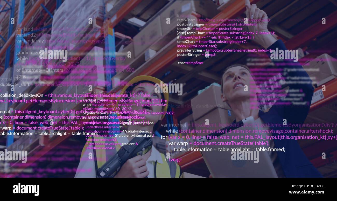 Ispezione del personale di magazzino delle scatole che indossa caschi e giubbotti utilizzando un tablet sotto la sovrapposizione del codice Foto Stock