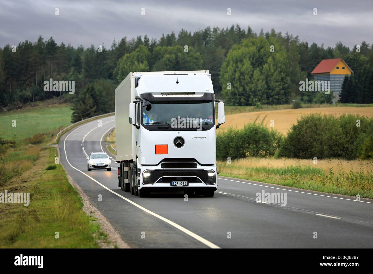Veicolo Mercedes-Benz Actros L 2551 bianco con il nuovissimo design ProCabin per il traino di semirimorchi su strada. Salo, Finlandia. 4 settembre 2025. Foto Stock