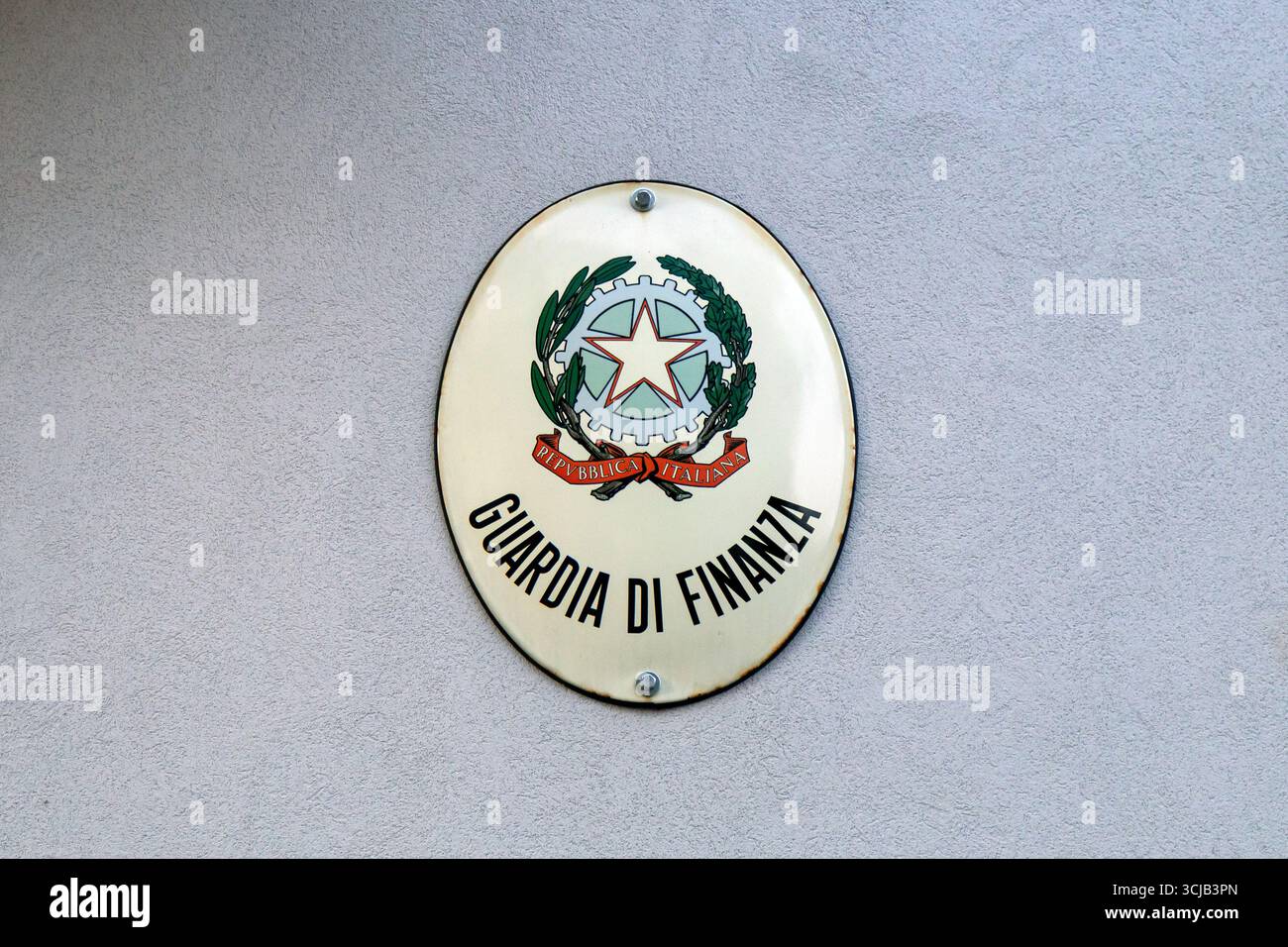 Piove di sacco, Padova, Veneto, Italia - 11 agosto 2025: Emblema della Guardia di Finanza sul muro dell'edificio Foto Stock