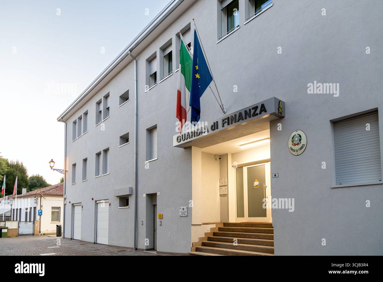 Piove di sacco, Padova, Veneto, Italia - 11 agosto 2025: Vista esterna dell'edificio della Guardia di Finanza Foto Stock