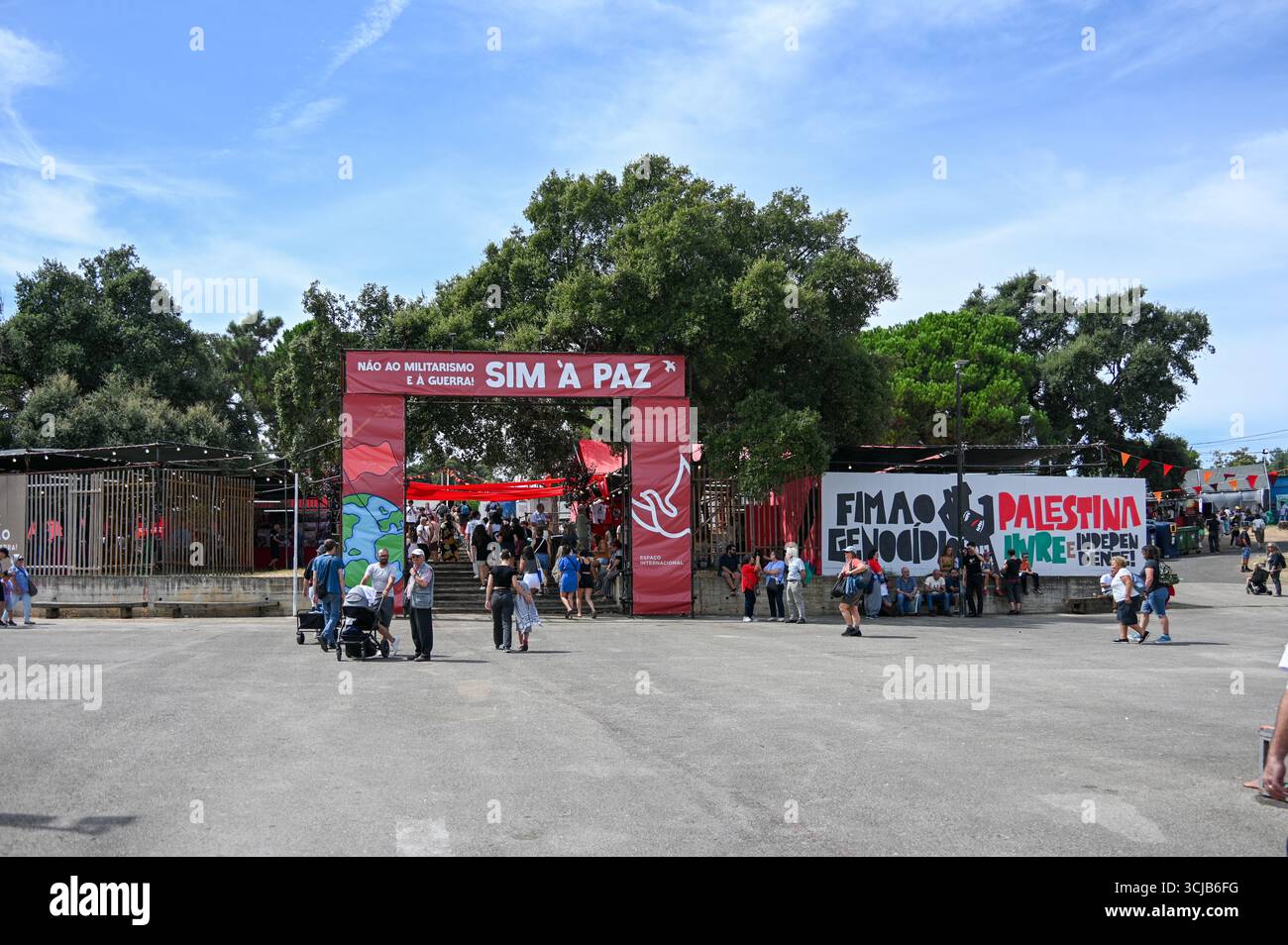 Seixal, Portogallo. 6 settembre 2025. La gente partecipa alla Festa do Avante, il festival politico e culturale annuale organizzato dal Partito Comunista portoghese (PCP). Crediti: Ricardo Rocha/Alamy Live News. Foto Stock